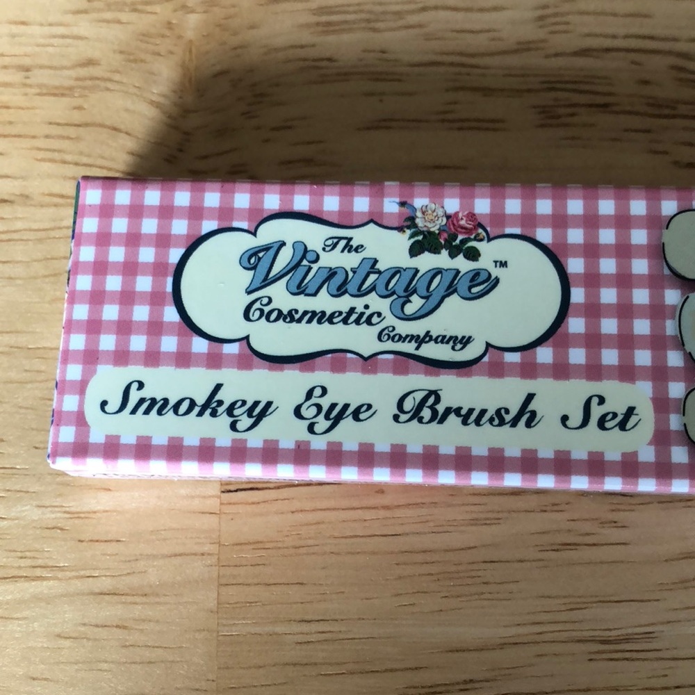 The vintage cosmetic company Smokey eye brush set